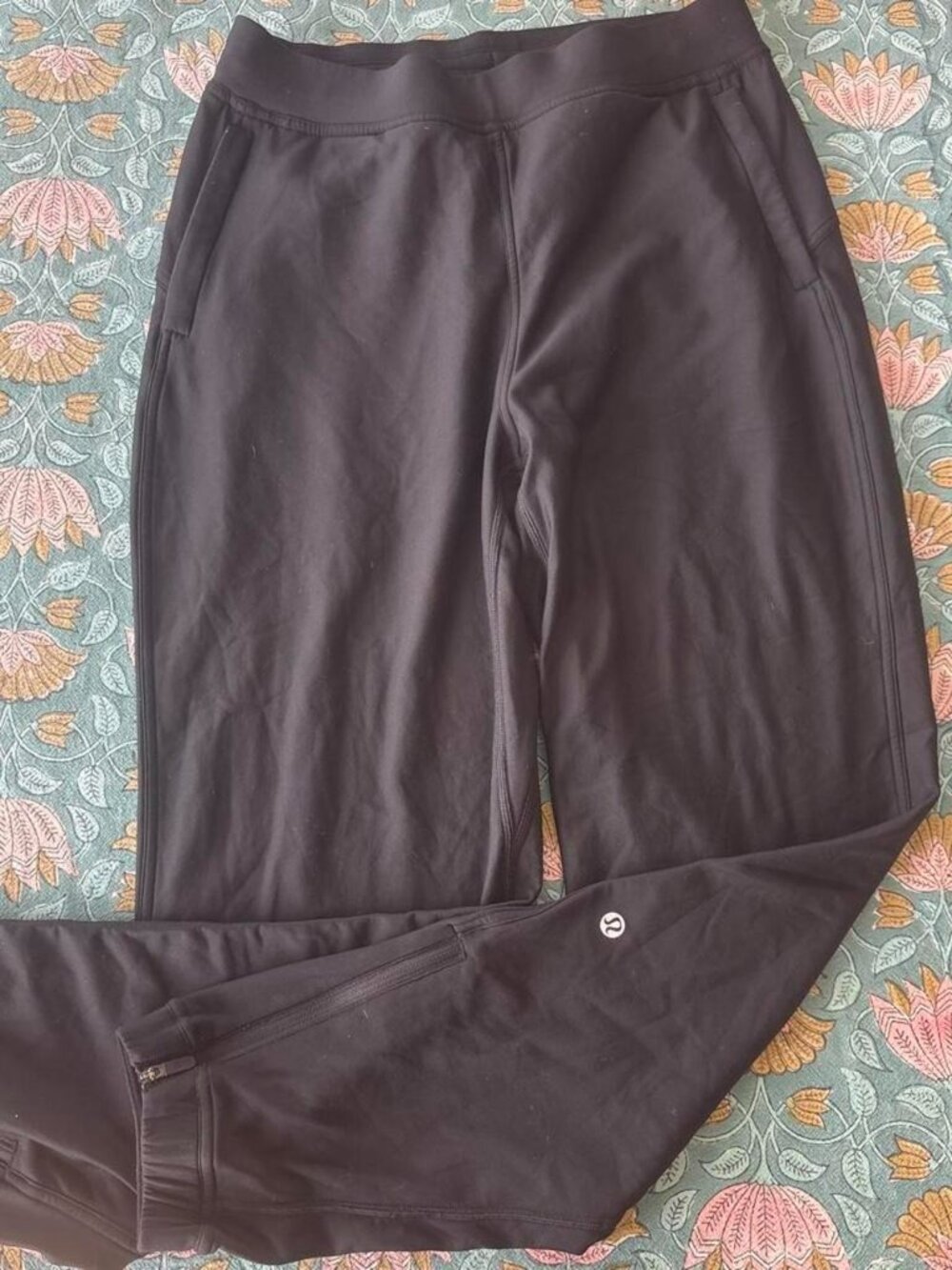 Lululemon Women's Black and Grey Joggers-tracksuits